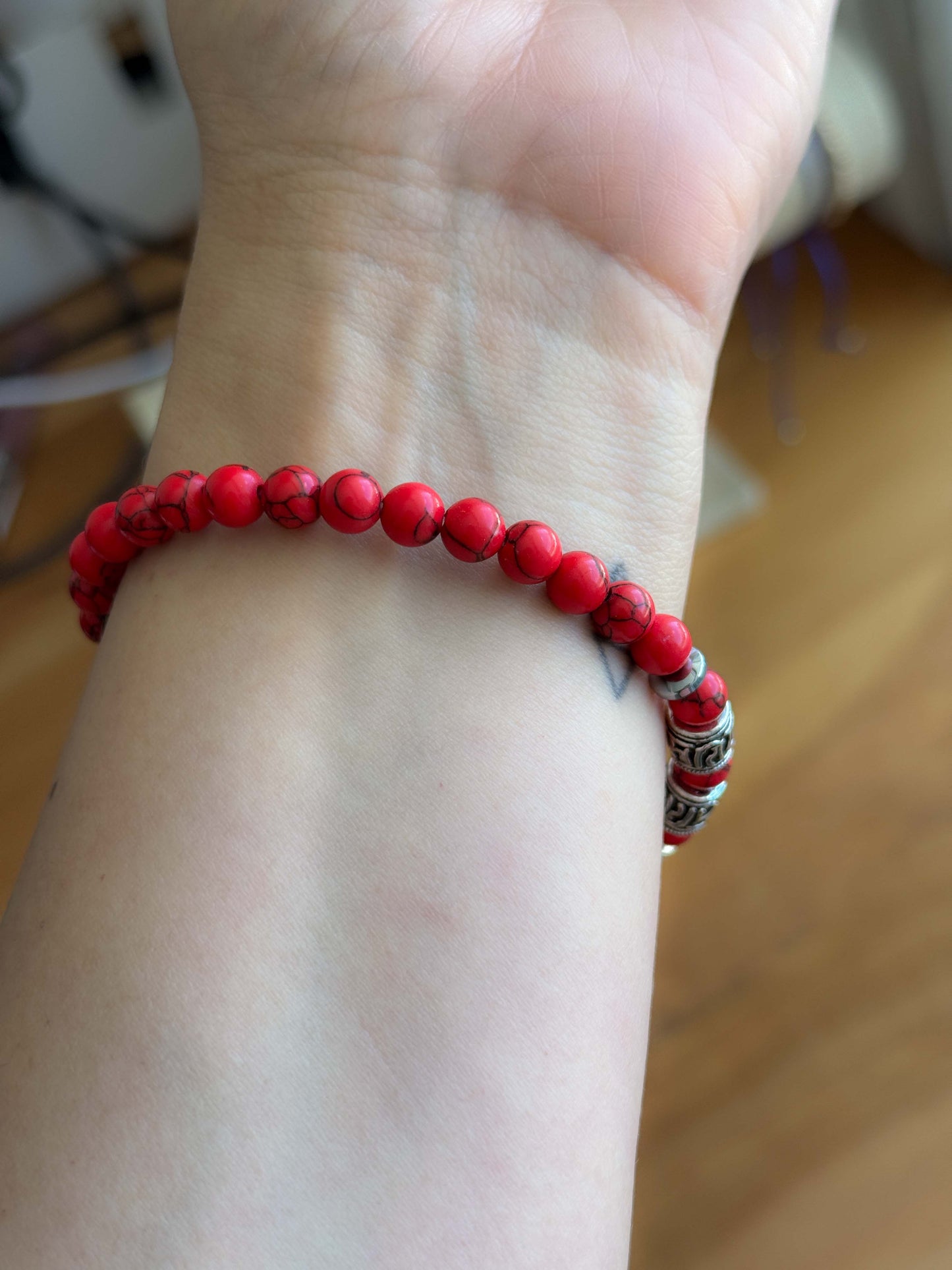 Pulsera de Howlita roja