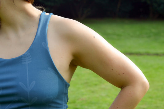 Peto de poliéster reciclado color verde en un día soleado