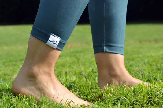 Caminando en el pasto con legging sostenibles de material reciclado