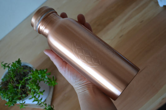 Beneficios de beber agua en botella de cobre