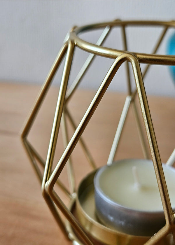 Candelabro dorado para una vela