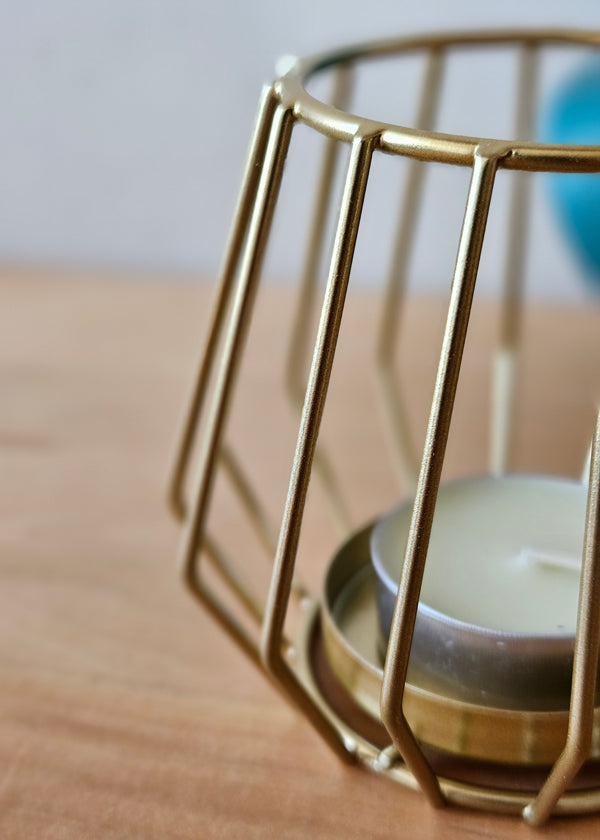 Candelabro dorado para una vela