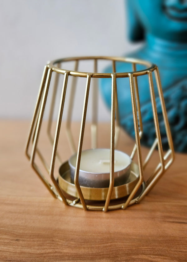 Candelabro dorado para una vela