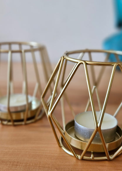 Candelabro dorado para una vela