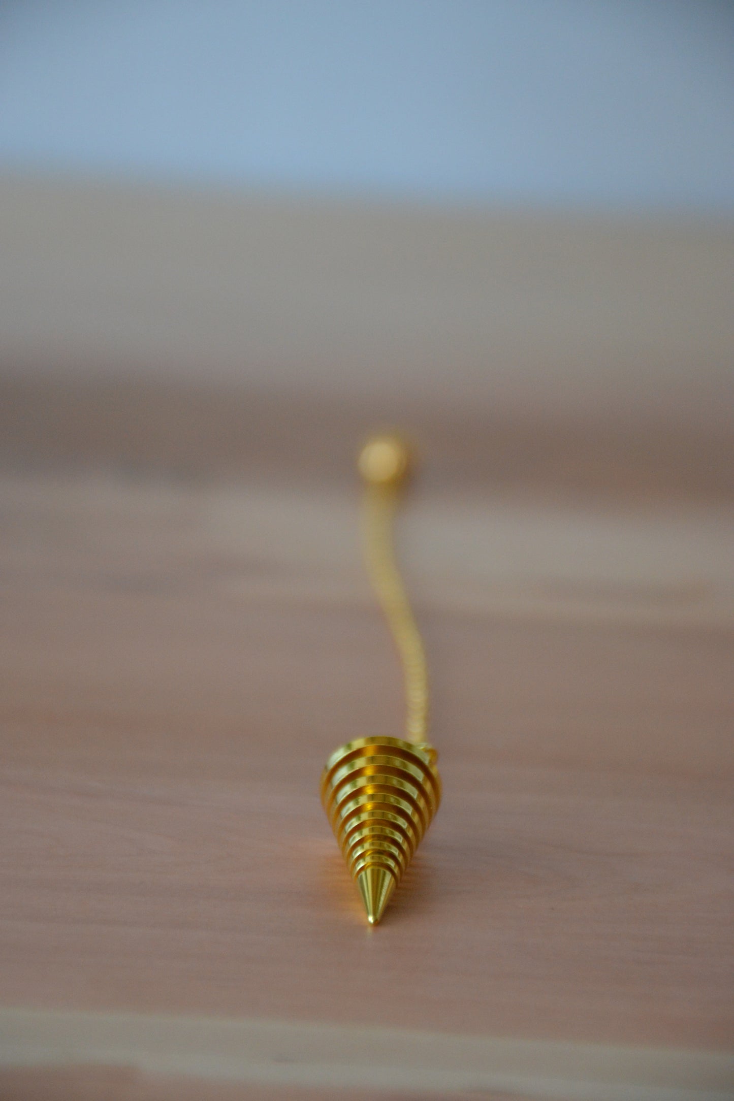 Péndulo espiral dorado