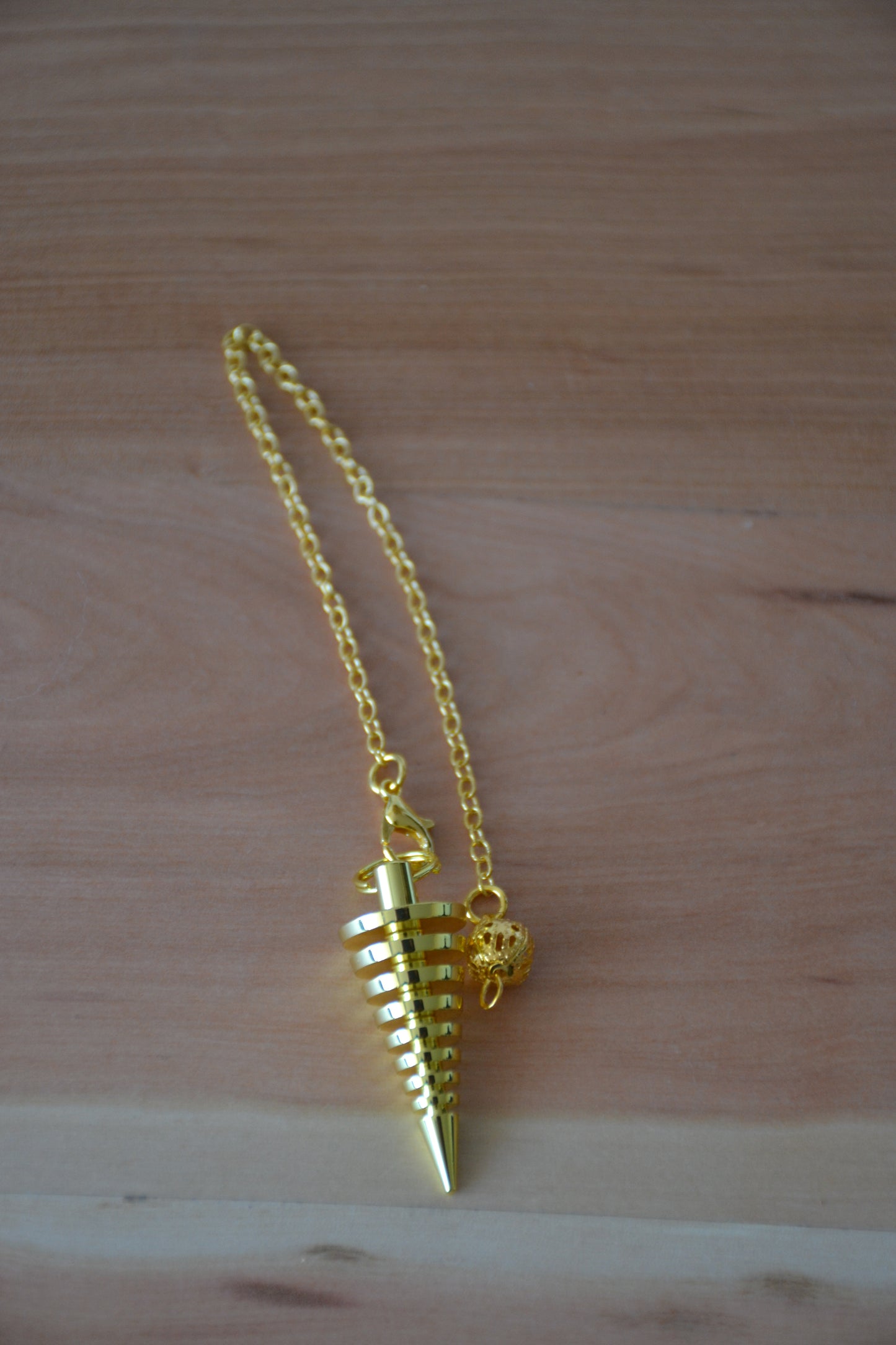 Péndulo espiral dorado