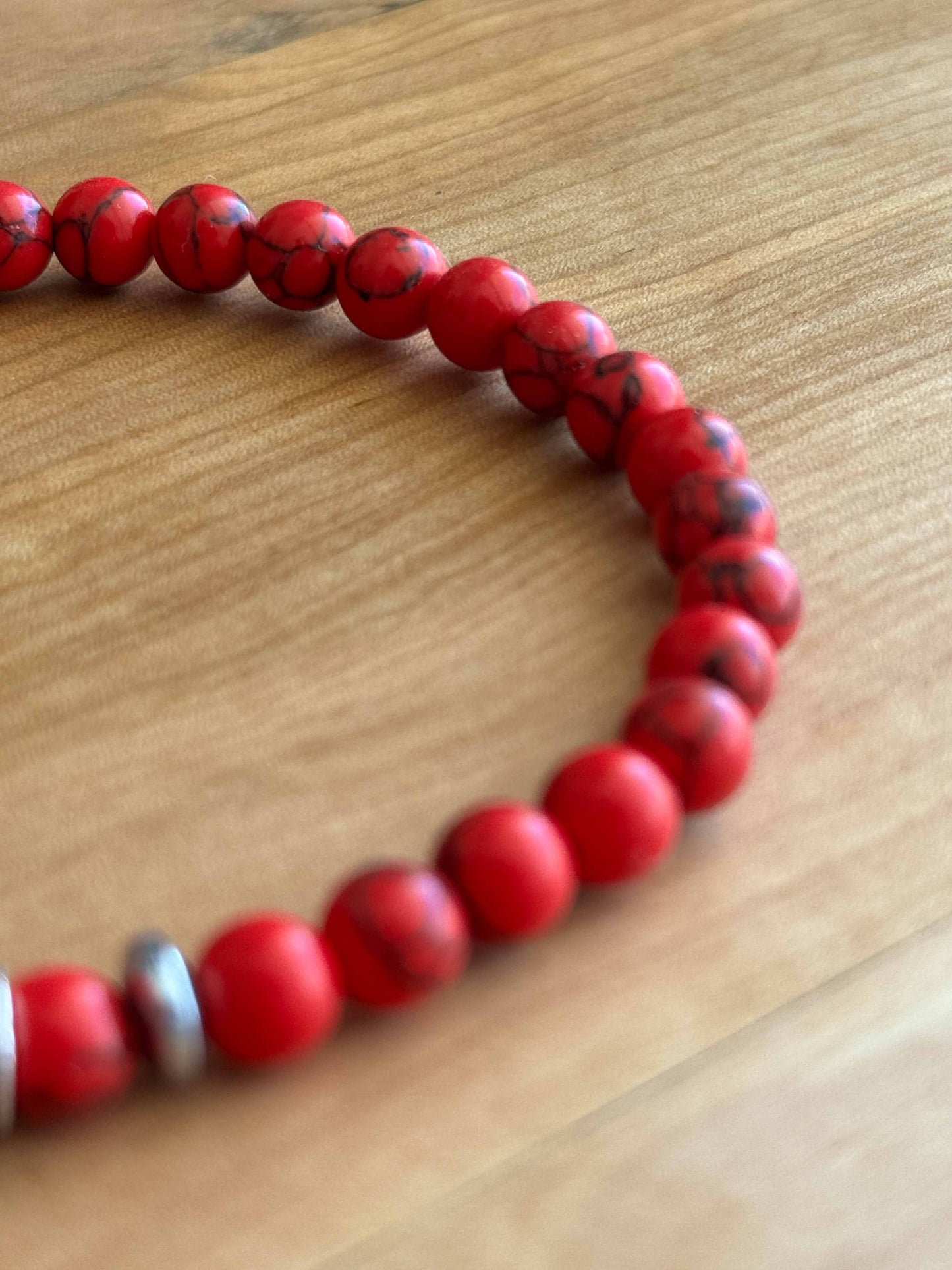 Pulsera de Howlita roja