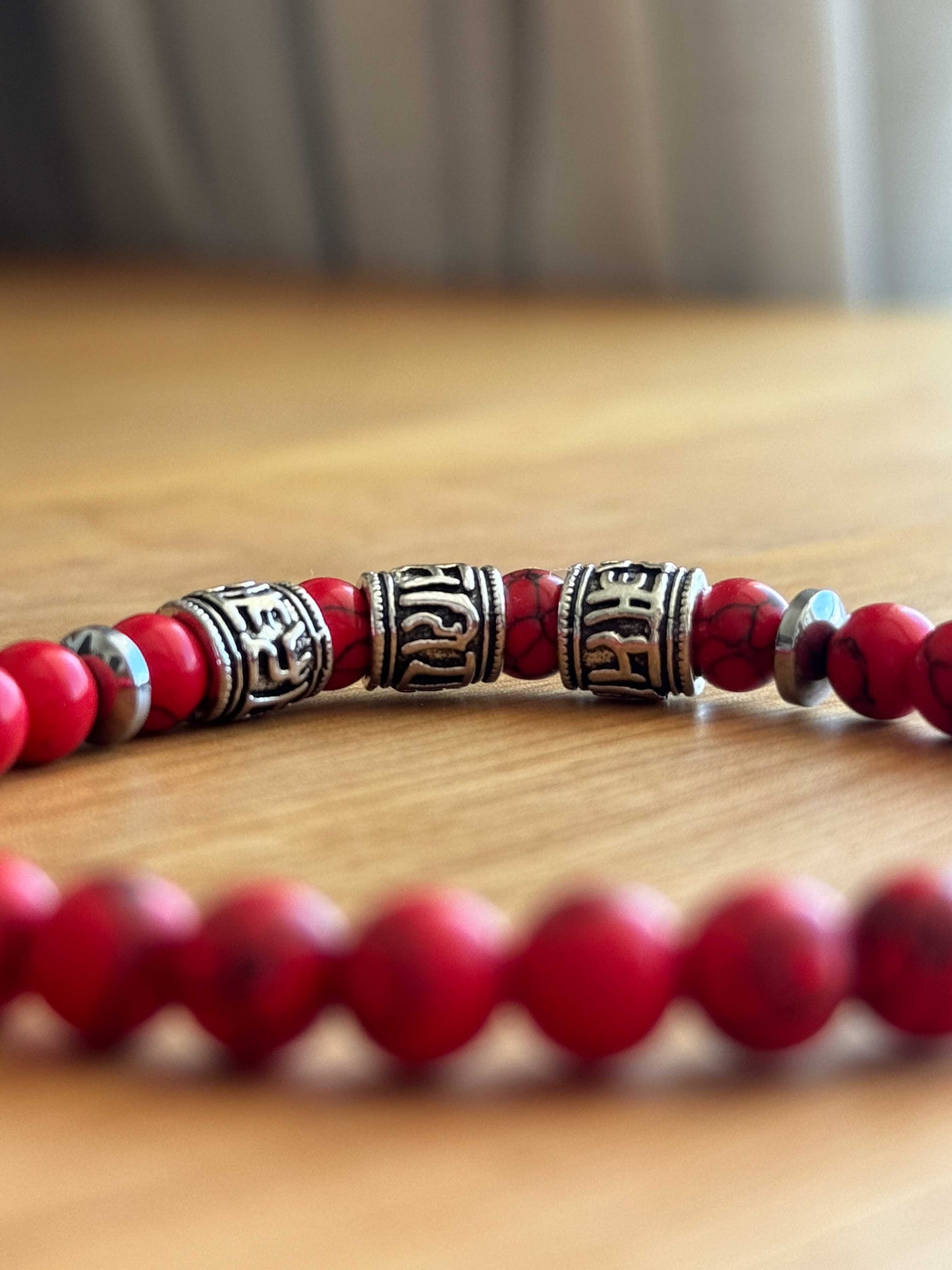 Pulsera de Howlita roja